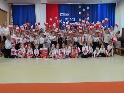 grupa dzieci przedszkolnych podczas obchodów Dnia Flagi 2024
