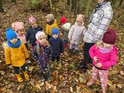 Jesienny las - dzieci z Margonina na wycieczce 2023