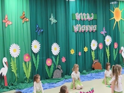 grupa dzieci z przedszkola podczas obchodów powitania wiosny