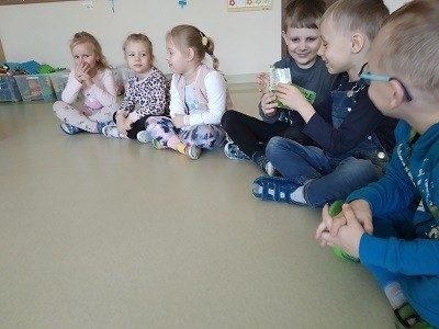 grupa dzieci podczas zajęć polisensorycznych