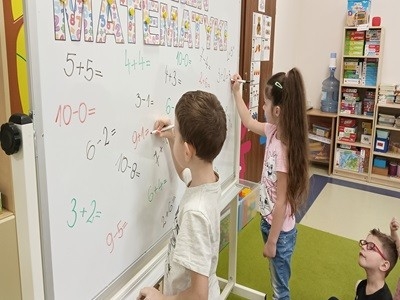 grupa dzieci podczas zajęć matematycznych