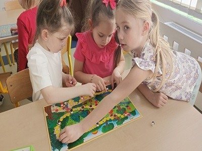grupa dzieci podczas zajęć matematycznych rozwijających umiejętność współpracy i zdrowej rywalizacji