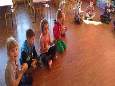 grupa dzieci z przedszkola podczas zajęć sensoplastycznych