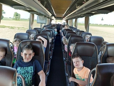 grupa dzieci przedszkolnych podczas wycieczki do ogrodu zoologicznego w Poznaniu