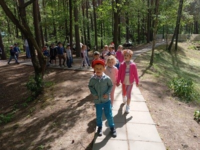 grupa dzieci przedszkolnych podczas wycieczki edukacyjnej do Bydgoszczy