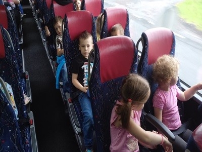 grupa dzieci przedszkolnych podczas wycieczki autokarowej do Deli Parku k. Poznania