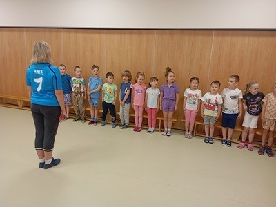 grupa dzieci przedszkolnych podczas gimnastyki korekcyjnej w ramach MoveWeek