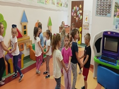 grupa dzieci przedszkolnych podczas zajęć tanecznych w ramach MoveWeek