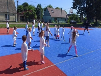 grupa dzieci przedszkolnych podczas zajęć fitness w ramach move week