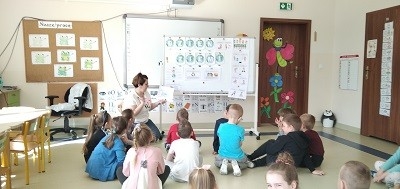 grupa dzieci podczas zajęć o ekologii