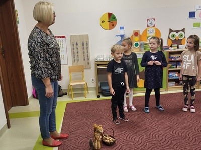 grupa dzieci przedszkolnych podczas jesiennych zajęć otwartych z rodzicami
