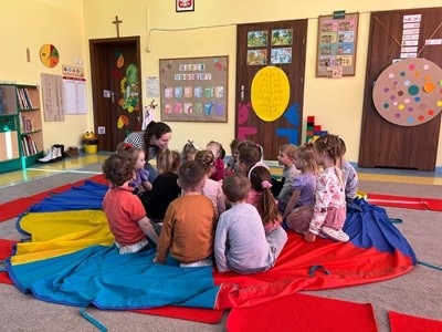 Dzieci z grupy przedszkolnej podczas zajęć otwartych dla rodziców