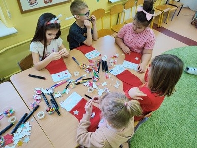 grupa dzieci przedszkolnych podczas warsztatów bożonarodzeniowych