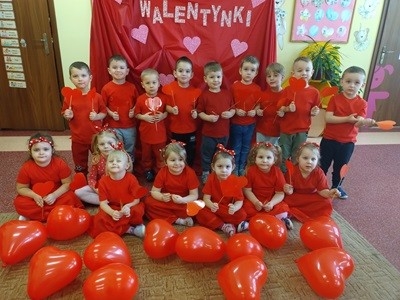 grupa dzieci przedszkolnych podczas zajęć walentynkowych o uczuciach