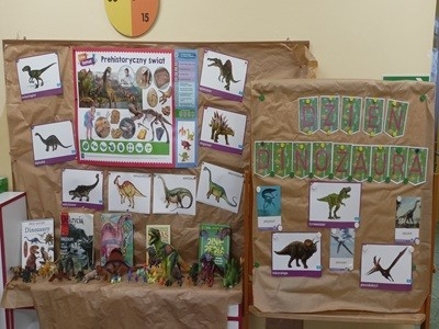 grupa dzieci przedszkolnych podczas zajęć z okazji dnia dinozaura