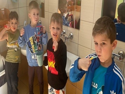 grupa dzieci przedszkolnych podczas zajęć dotyczących higieny jamy ustnej