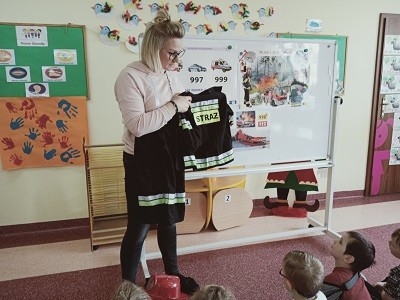 nauczycielka podczas zajęć o strażakach