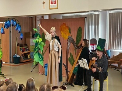 Dzieci z grupy przedszkolnej podczas koncertu muzycznego teatru Kulturka