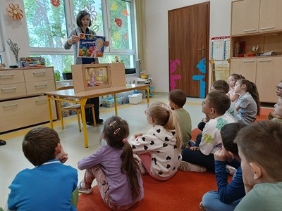 Przedszkolaki podczas spotkania z paniami z Biblioteki Pedagogicznej w Chodzieży
