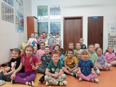 grupa dzieci przedszkolnych podczas spotkania z zaproszonymi gośćmi w ramach akcji "Cała Polska Czyta Dzieciom"