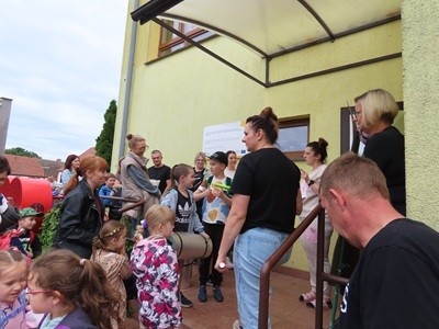 grupa dzieci przedszkolnych podczas nocowanie w przedszkolu