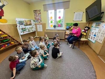 grupa dzieci przedszkolnych podczas spotkania w ramach akcji "Cała Polska Czyta Dzieciom"