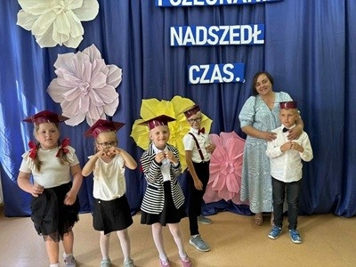 grupa dzieci przedszkolnych podczas wizyty w szkole podstawowej