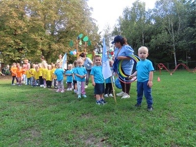 grupa dzieci przedszkolnych podczas sportowych obchodów Dnia Przedszkolaka 2025