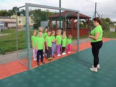 grupa dzieci przedszkolnych podczas sportowych obchodów Dnia Przedszkolaka 2025
