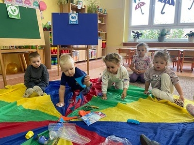 grupa dzieci przedszkolnych podczas zbierania śmieci w akcji Sprzątanie Świata 2025