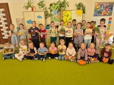 grupa dzieci przedszkolnych podczas zajęć przyrodniczych o jesieni