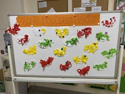 grupa dzieci przedszkolnych podczas zajęć dotyczących emocji w ramach Tygodnia Budowania Relacji