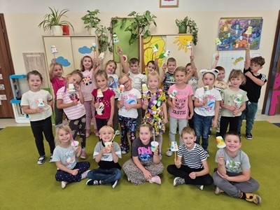grupa dzieci przedszkolnych podczas zajęć matematycznych