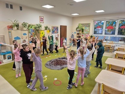 grupa dzieci przedszkolnych podczas zajęć przyrodniczo - muzycznych