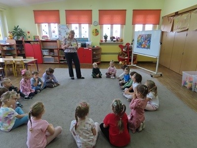 Przedszkolaki z grupy "Miś Uszatek" podczas zajęć o smutku.