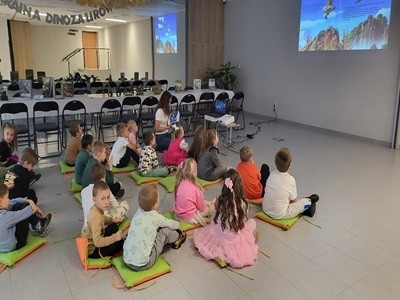 Przedszkolaki podczas obchodów Dnia Głośnego Czytania w bibliotece.