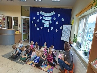 grupa dzieci przedszkolnych podczas zajęć na temat higieny