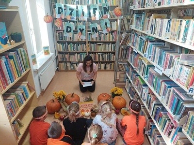 grupa dzieci przedszkolnych podczas obchodów dnia dyni