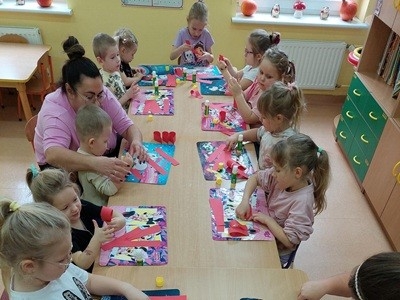 grupa dzieci przedszkolnych podczas zajęć o patriotyzmie