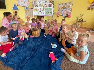 grupa dzieci przedszkolnych podczas zajęć o domowych ulubieńcach
