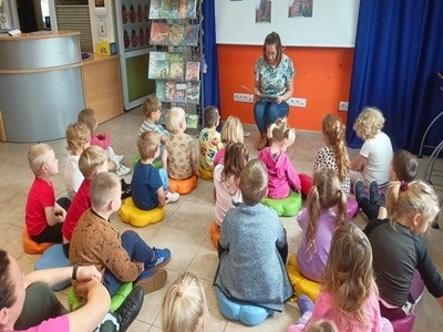 grupa dzieci przedszkolnych podczas zajęć w bibliotece o legendach polskich