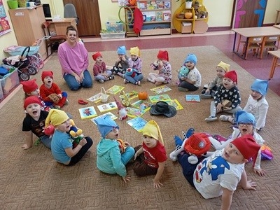 grupa dzieci przedszkolnych podczas obchodów Dnia Postaci z Bajek