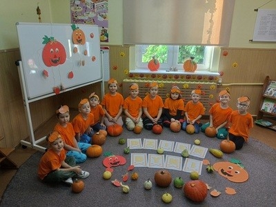 grupa dzieci przedszkolnych podczas obchodów dnia dyni