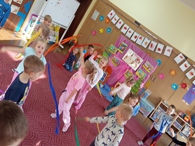 grupa dzieci przedszkolnych podczas obchodów Dnia Postaci z Bajek