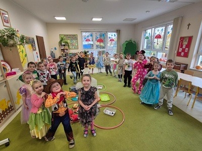 grupa dzieci przedszkolnych podczas obchodów Dnia Postaci z Bajek