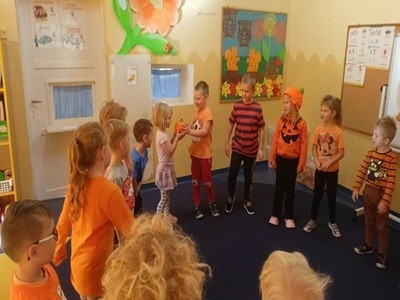 Dzieci z grupy Pszczółki Mai podczas obchodów Dnia Dyni.