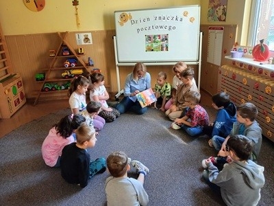 Dzieci z grupy Myszki Miki podczas obchodów Dnia Znaczka Pocztowego.