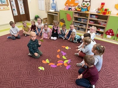 Dzieci z grupy Wróbelek Elemelek podczas doskonalenia współpracy.
