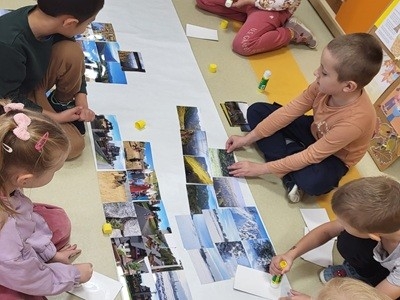 grupa dzieci przedszkolnych podczas obchodów Dnia Postaci z Bajek