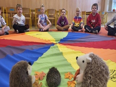 grupa dzieci przedszkolnych podczas obchodów dnia jeża